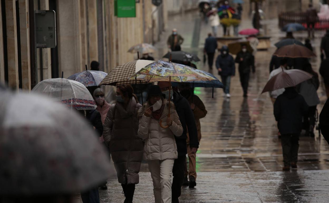 Un día lluvioso en el centro de Salamanca. 