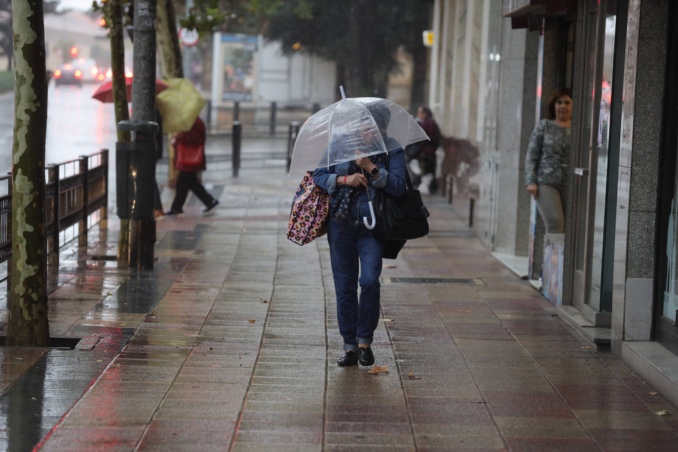 Imágenes de lluvia en la ciudad este miércoles. 