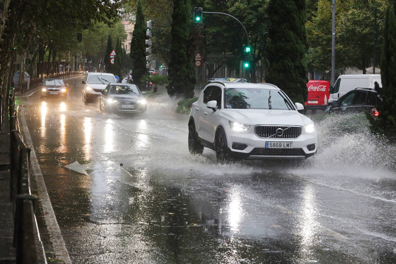 Imágenes de lluvia en la ciudad este miércoles. 