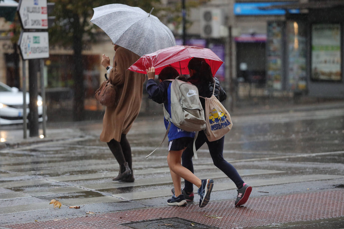 Imágenes de lluvia en la ciudad este miércoles. 