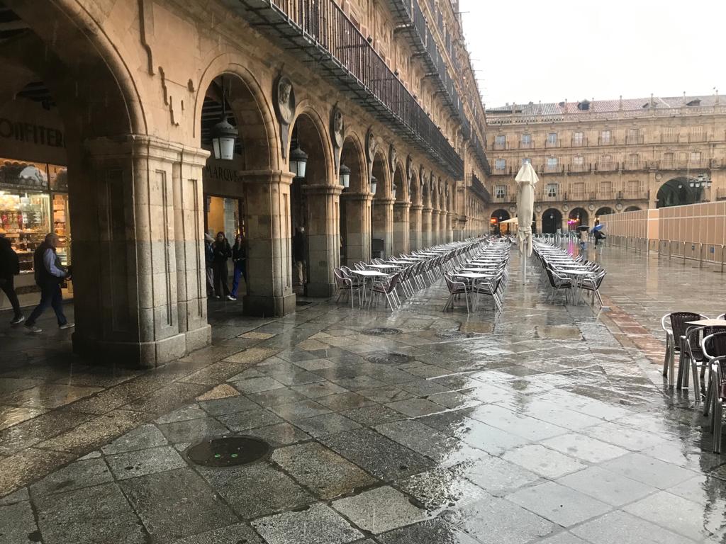 Imágenes de lluvia en la ciudad este miércoles. 