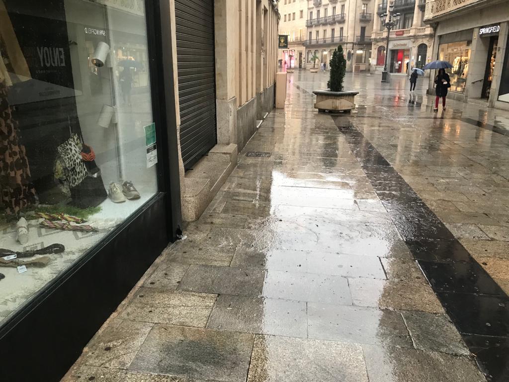 Imágenes de lluvia en la ciudad este miércoles. 