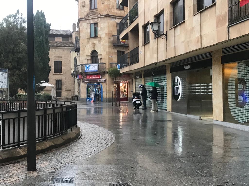 Imágenes de lluvia en la ciudad este miércoles. 