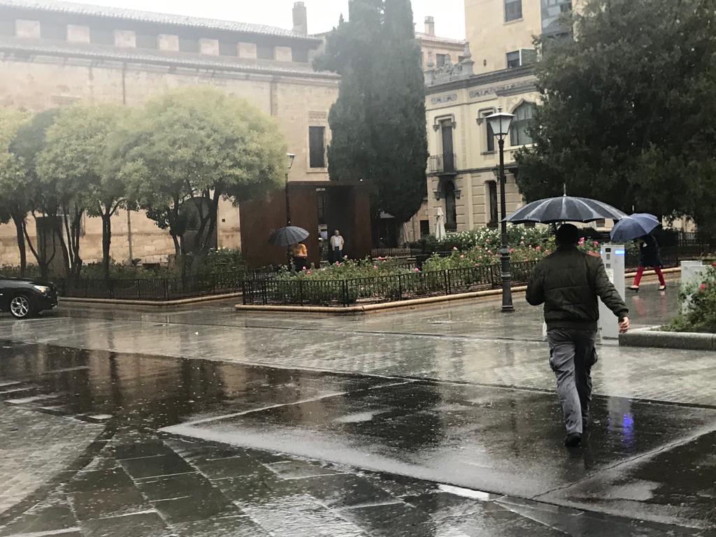 Imágenes de lluvia en la ciudad este miércoles. 
