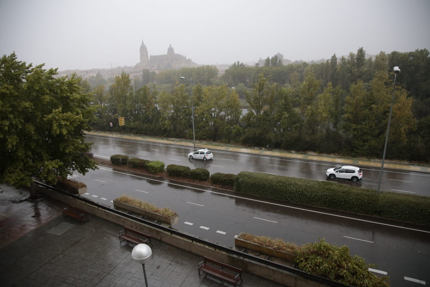 Imágenes de lluvia en la ciudad este miércoles. 