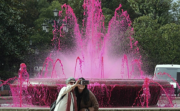 Una fuente de Oviedo se ha teñido de rosa para conmemorar el Día Mundial contra la enfermedad. 