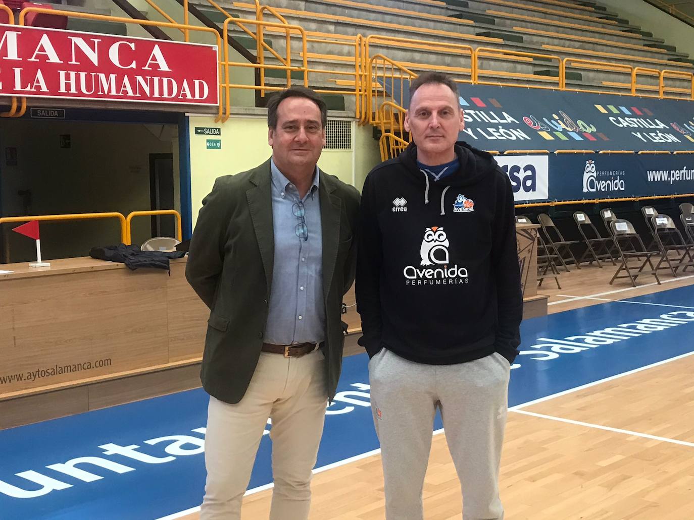 Jorge Recio posa con el técnico Roberto Íñiguez. 