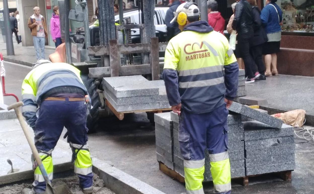 Operarios de la contratista colocando losas en Cuesta del Carmen. 