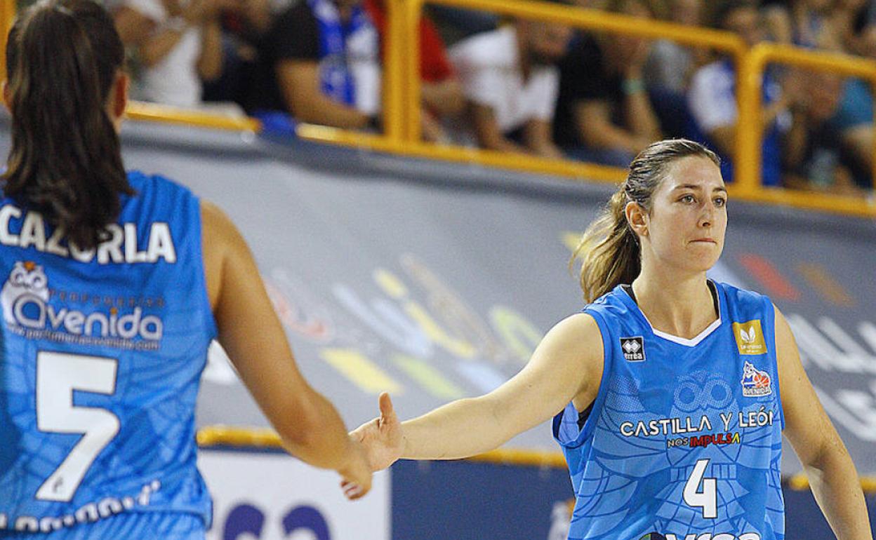 Cazorla y Leo Rodríguez se saludan en un partido. 