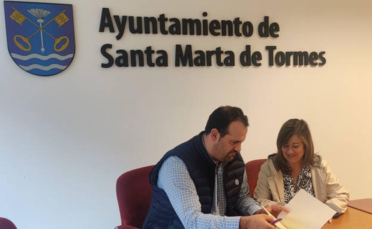 David Mingo y Esther Casado, durante la firma de renovación del convenio. 