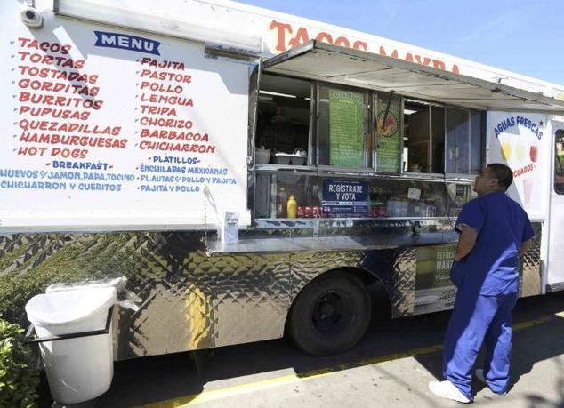 Un cartel colocado en un puesto ambulante de tacos llama a la participación electoral, en Houston, Texas, en 2016. La comunidad latina es una de las menos movilizadas.