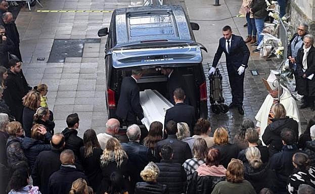 Cientos de personas han acudido al funeral de Lola. 