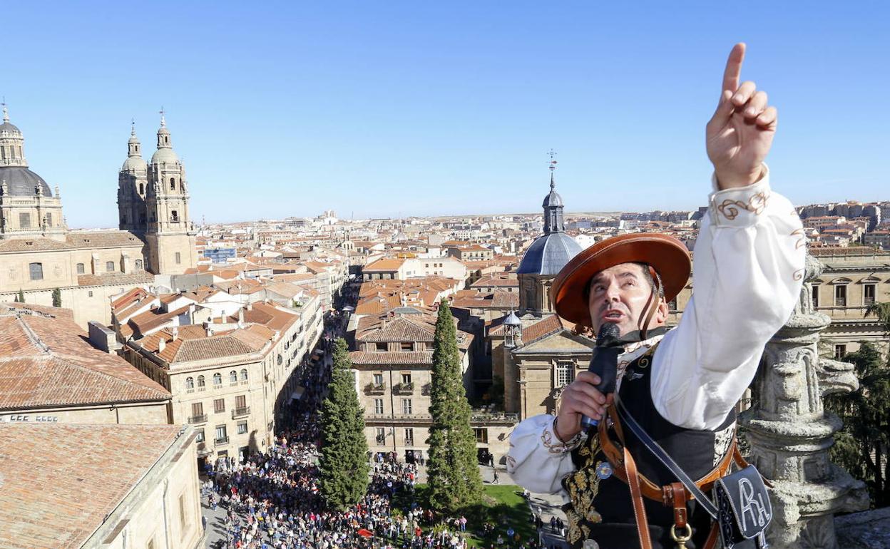 El Mariquelo, tras su ascenso a la Catedral de Salamanca. 