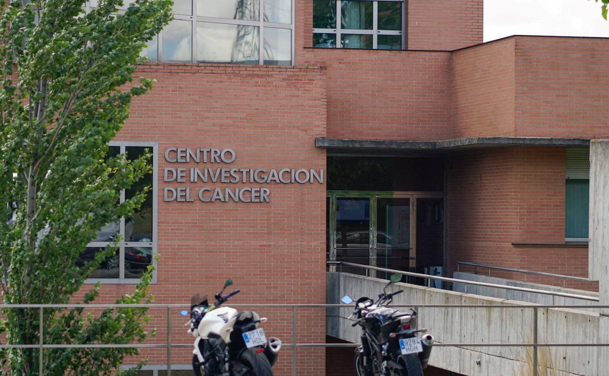 Centro de Investigación del Cáncer de Salamanca donde desarrolla su labor, el profesor Jacques van Dongen