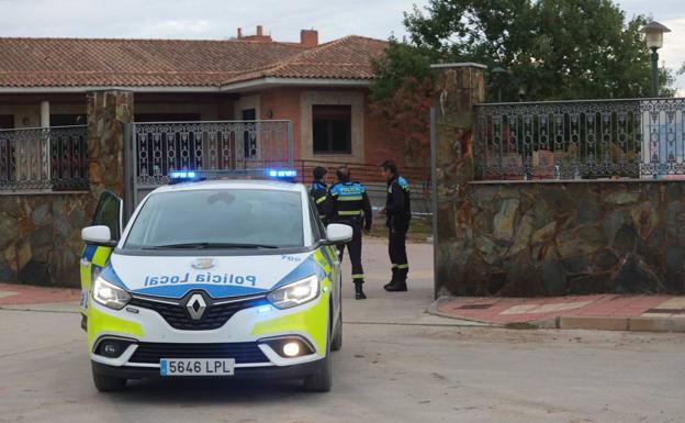 Imagen principal - Cierre del parque de Huerta Otea minutos antes del inicio de la batida. 