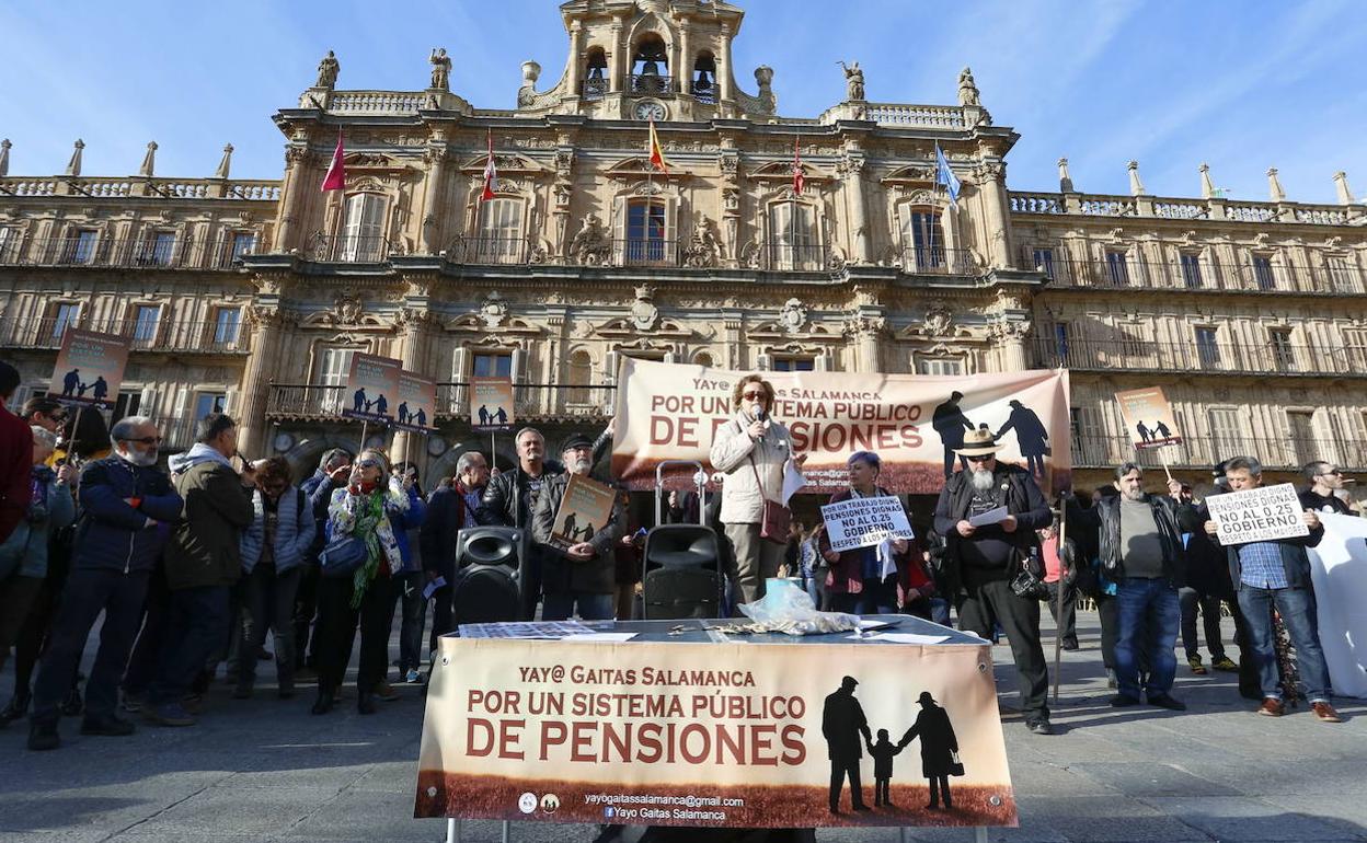 Manifestación de pensionistas en la Plaza Mayor de Salamanca. 