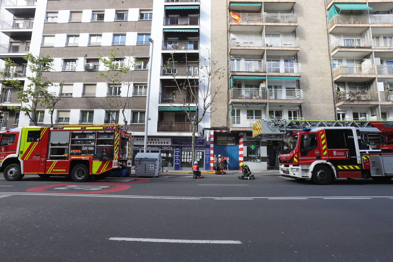 Los bomberos tratan de sacar el humo de la vivienda de Torres Villarroel donde se ha originado el incendio.