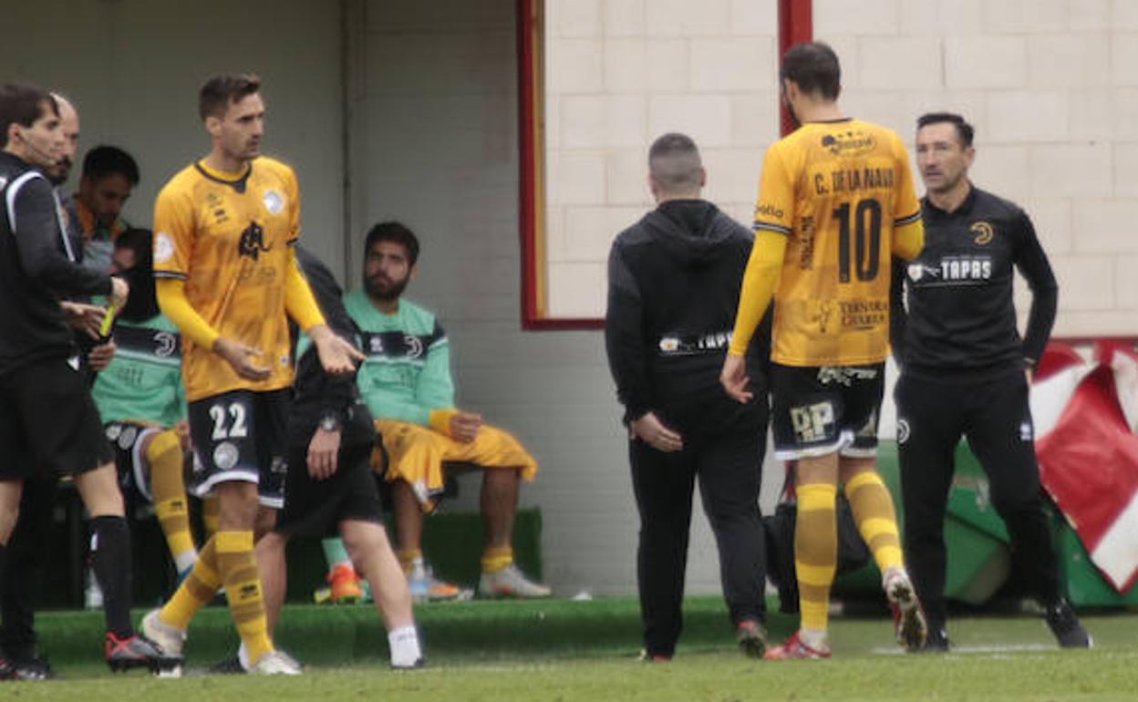 Jesús de Miguel, a la izquierda, entra al campo por Carlos de la Nava ante el Sanse. 