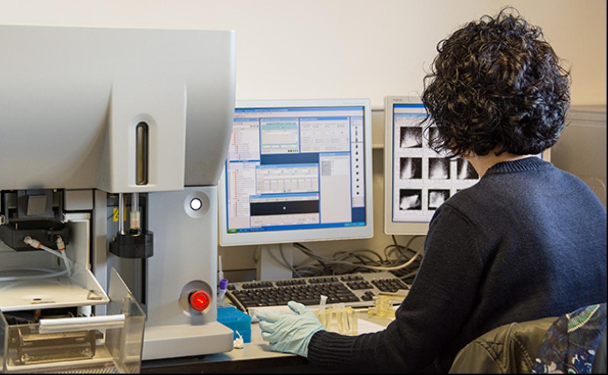 Una investigadora de la Universidad de Salamanca. 