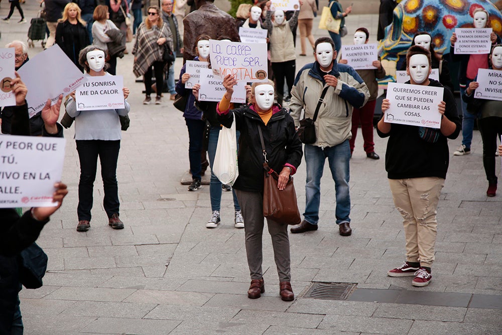 Flashmob de Cáritas en la Plaza del Liceo por las personas sin hogar