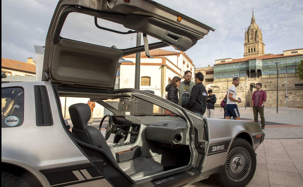 Uno de los vehículos de 'Regreso al futuro', con la Casa Lis y la Catedral de fondo. 