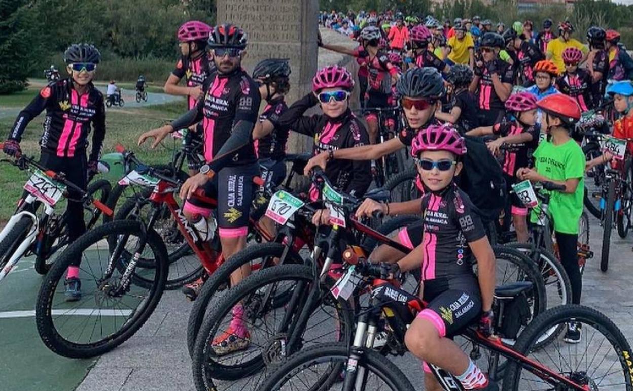 Varios componentes del Promesal, junto al Puente Romano de Salamanca.