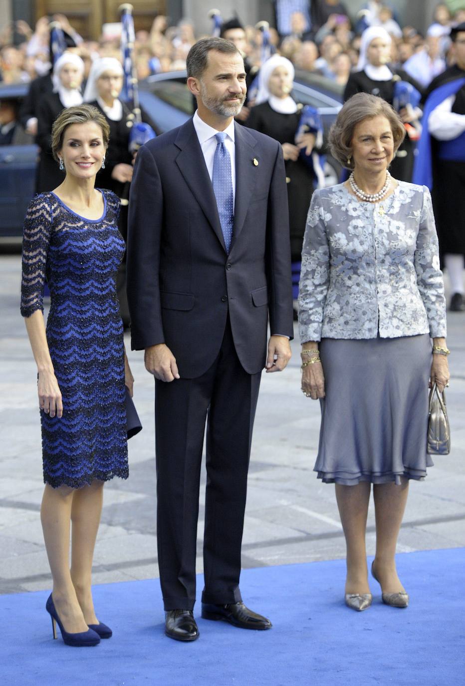 2014. Era su primera vez como Reina en la señalada cita, para la que escogió un vestido de silueta lápiz bordado en azul y negro de Felipe Varela. 