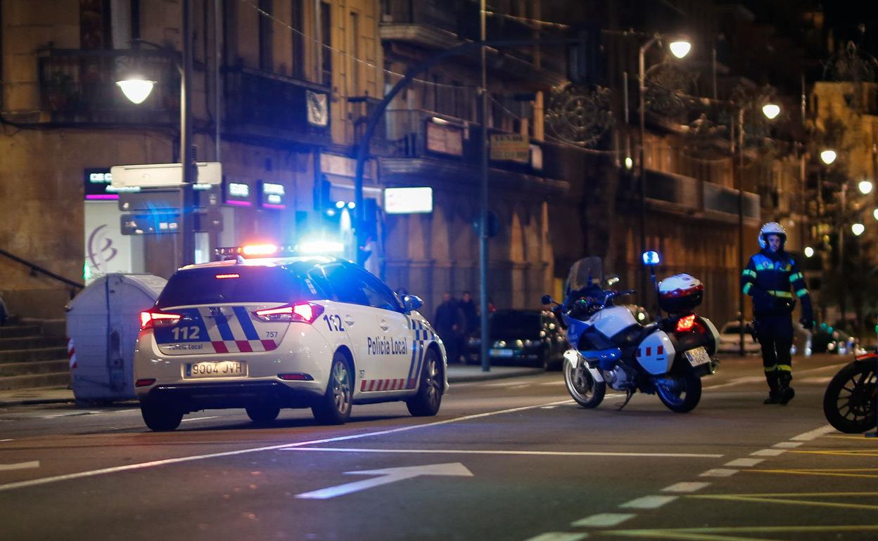 La Policía Local en la calle Gran Vía de Salamanca. 