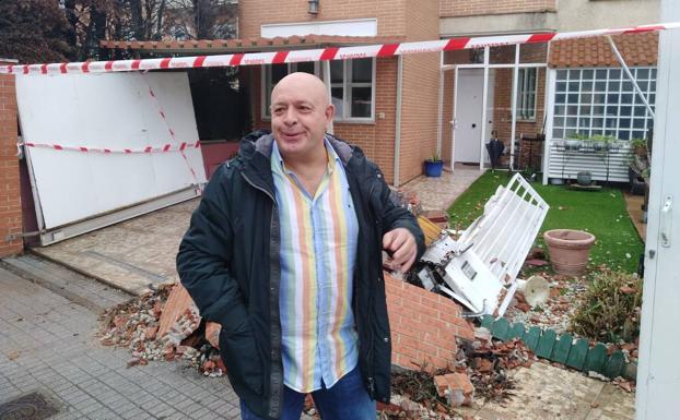 Imagen principal - José Luis, ante los destrozos en su chalé. El coche accidentado y los bomberos en el lugar del accidente. 