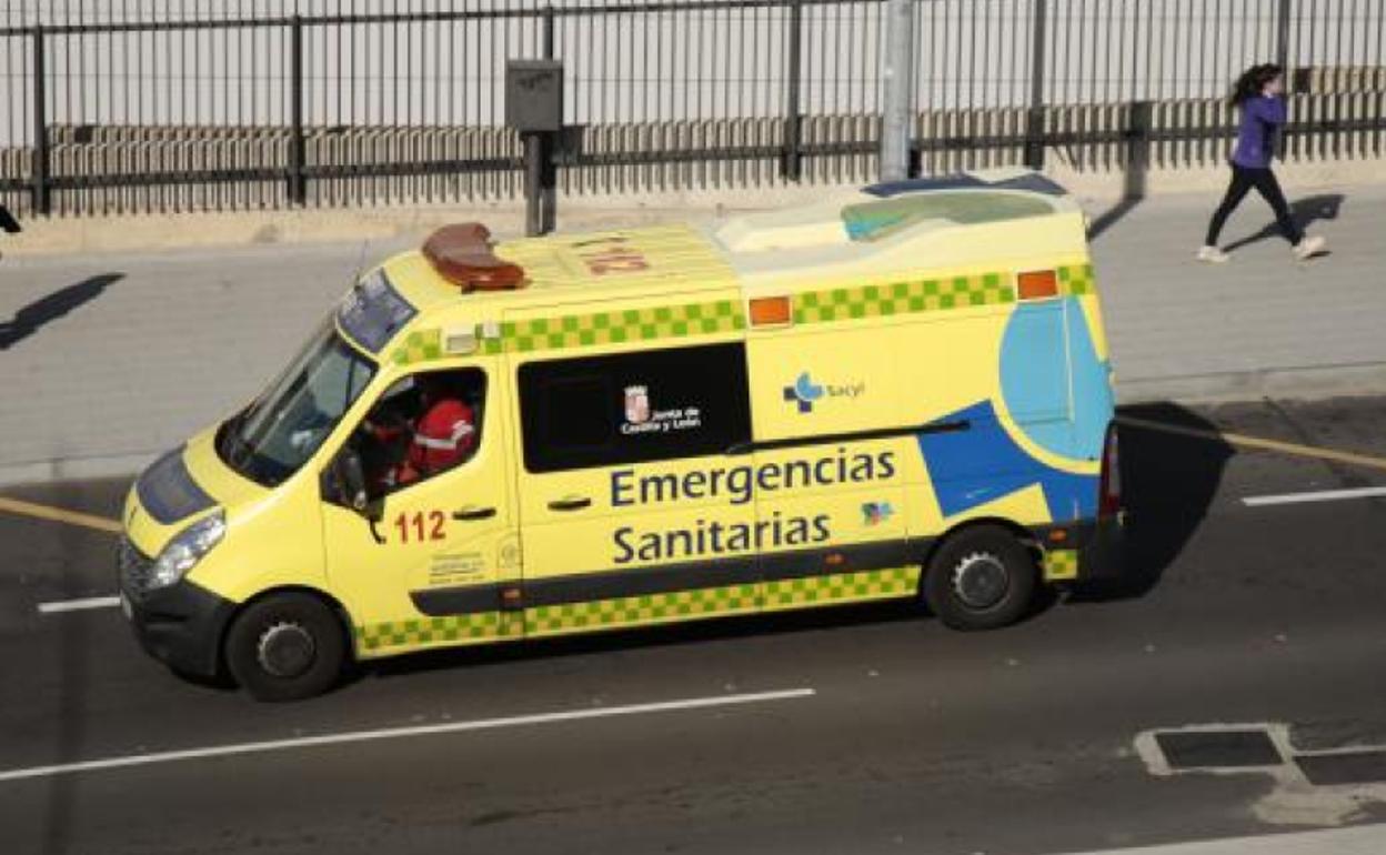 Imagen de archivo de una ambulancia en el Hospital Universitario de Salamanca. 