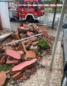 Imagen secundaria 2 - José Luis, ante los destrozos en su chalé. El coche accidentado y los bomberos en el lugar del accidente. 