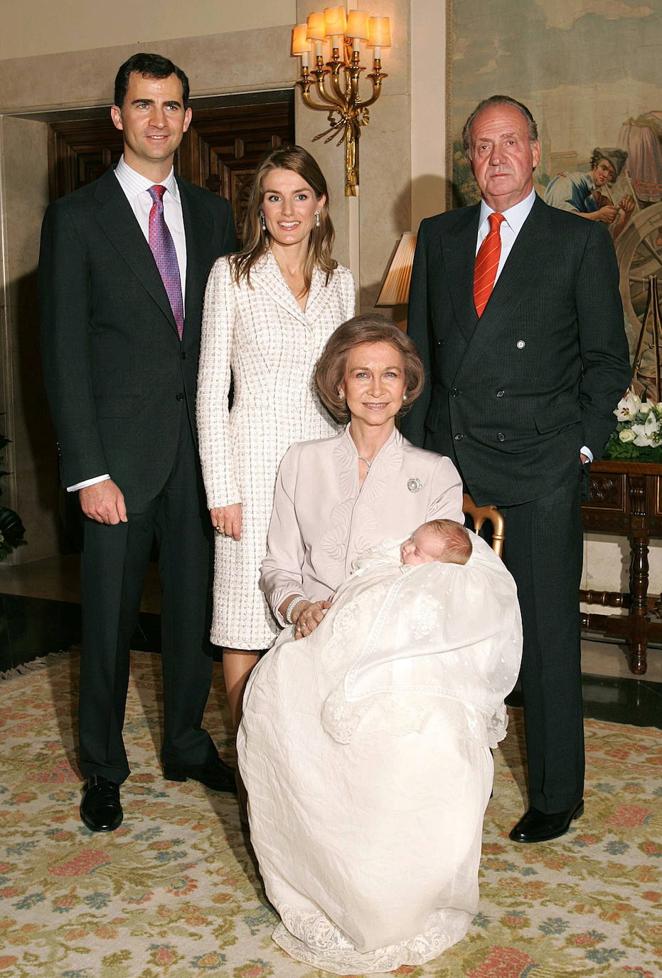 Los Reyes posan con los príncipes de Asturias y con su nieta, la Infanta Leonor, en el Palacio de la Zarzuela, el 14 de enero de 2006, momentos antes de su bautizo. 