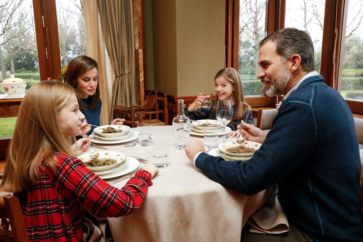 Reportaje sobre la vida diaria de la Familia Real en el Palacio de la Zarzuela, realizado entre diciembre de 2017 y enero de 2018. En la imagen, una comida durante el fin de semana.