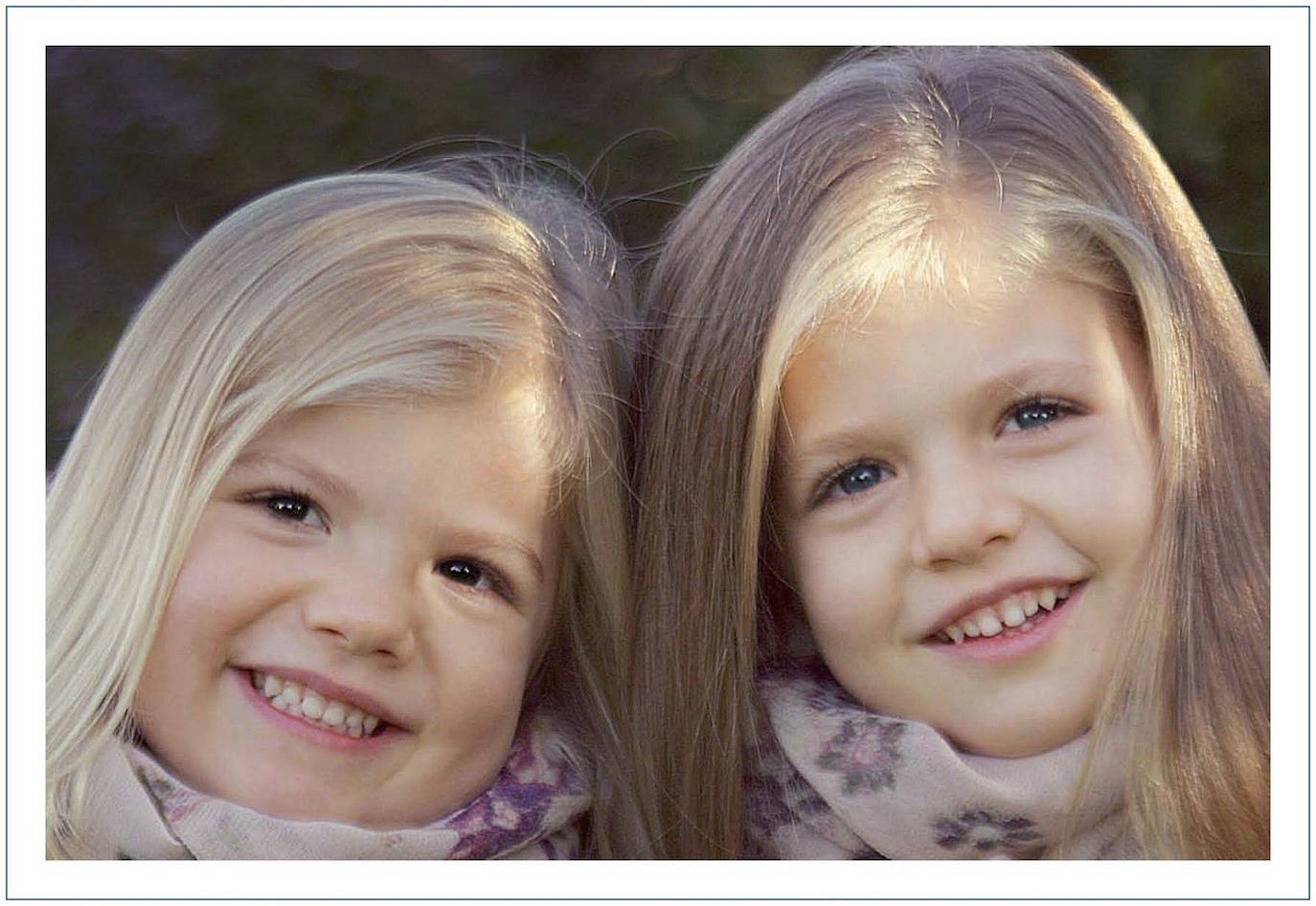 Las Infantas Sofía y Leonor posan sonrientes para la tarjeta de Navidad que ha distribuido la Casa Real, en el 2010. 