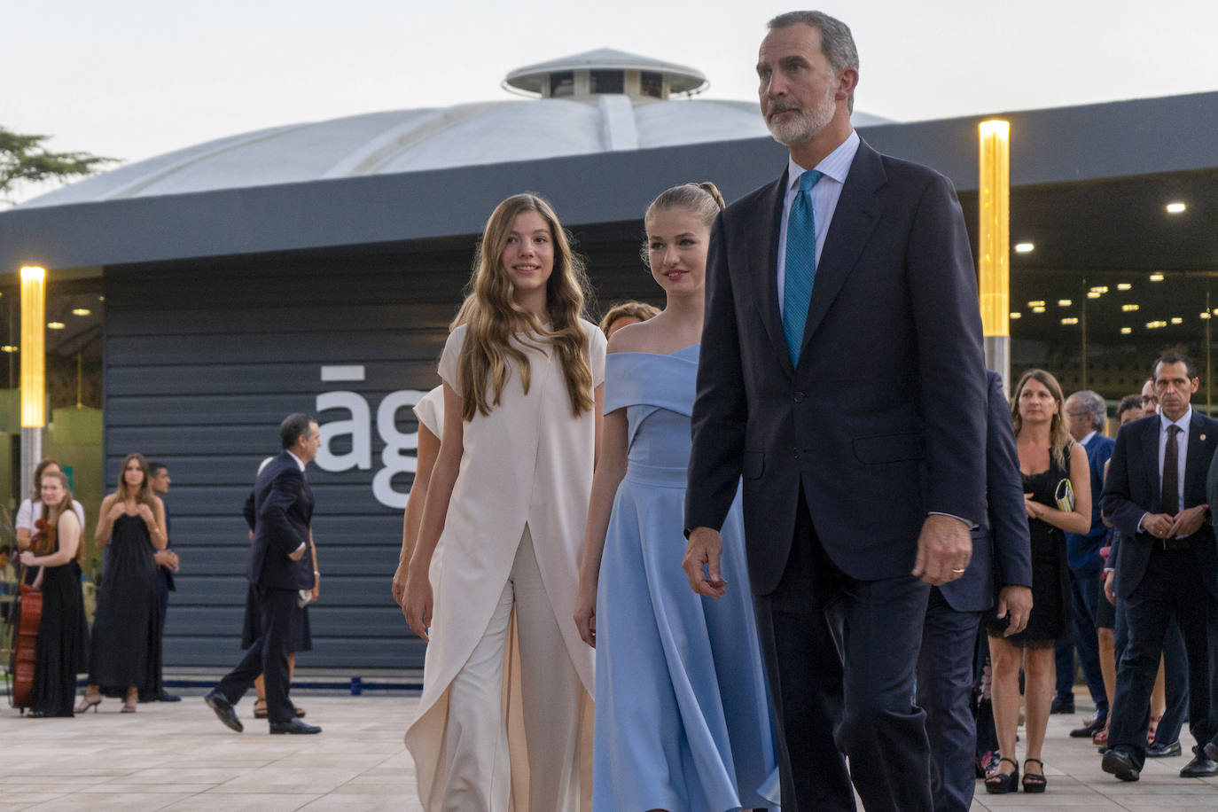 Ceremonia de entrega de los Premios Fundación Princesa de Girona 2022. En la imagen, la princesa Leonor acompañada de su hermana y su padre. 