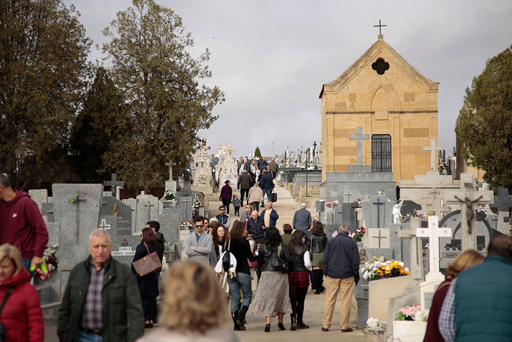 Numerosos personas, de forma individual o en familia, asisten en la mañana del 1 de noviembre al cementerio de Salamanca y a la veneración del Cristo de la Liberación