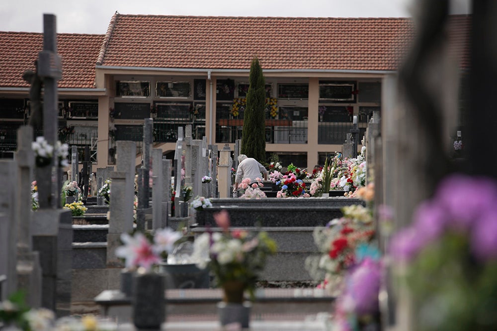 Numerosos personas, de forma individual o en familia, asisten en la mañana del 1 de noviembre al cementerio de Salamanca y a la veneración del Cristo de la Liberación