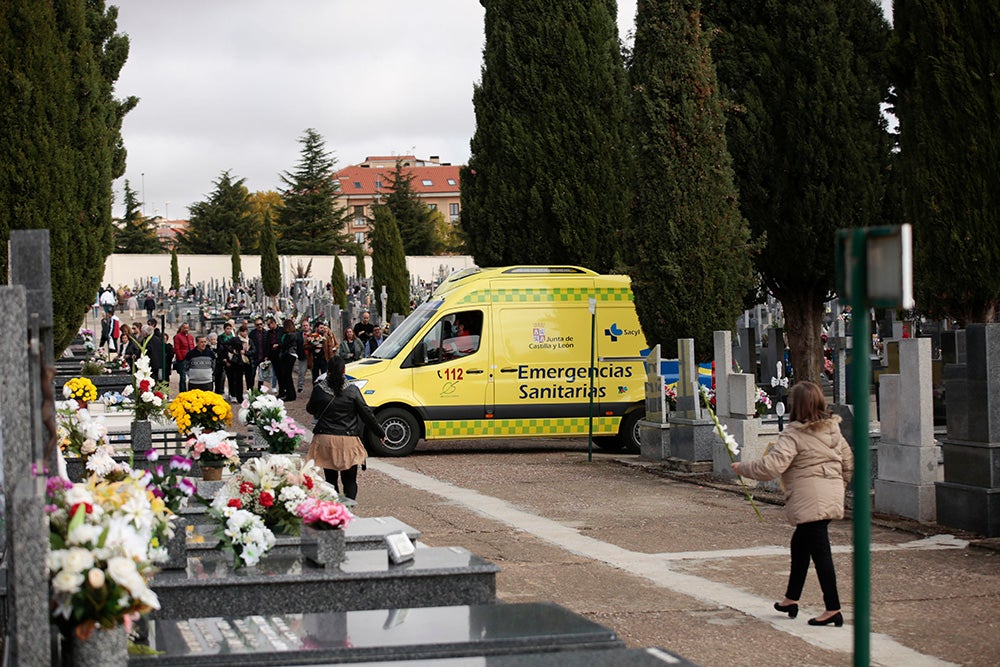 Numerosos personas, de forma individual o en familia, asisten en la mañana del 1 de noviembre al cementerio de Salamanca y a la veneración del Cristo de la Liberación