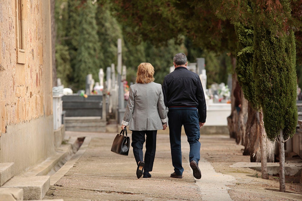 Numerosos personas, de forma individual o en familia, asisten en la mañana del 1 de noviembre al cementerio de Salamanca y a la veneración del Cristo de la Liberación