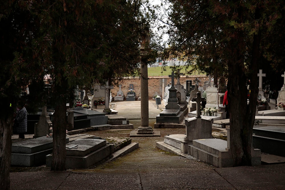 Numerosos personas, de forma individual o en familia, asisten en la mañana del 1 de noviembre al cementerio de Salamanca y a la veneración del Cristo de la Liberación