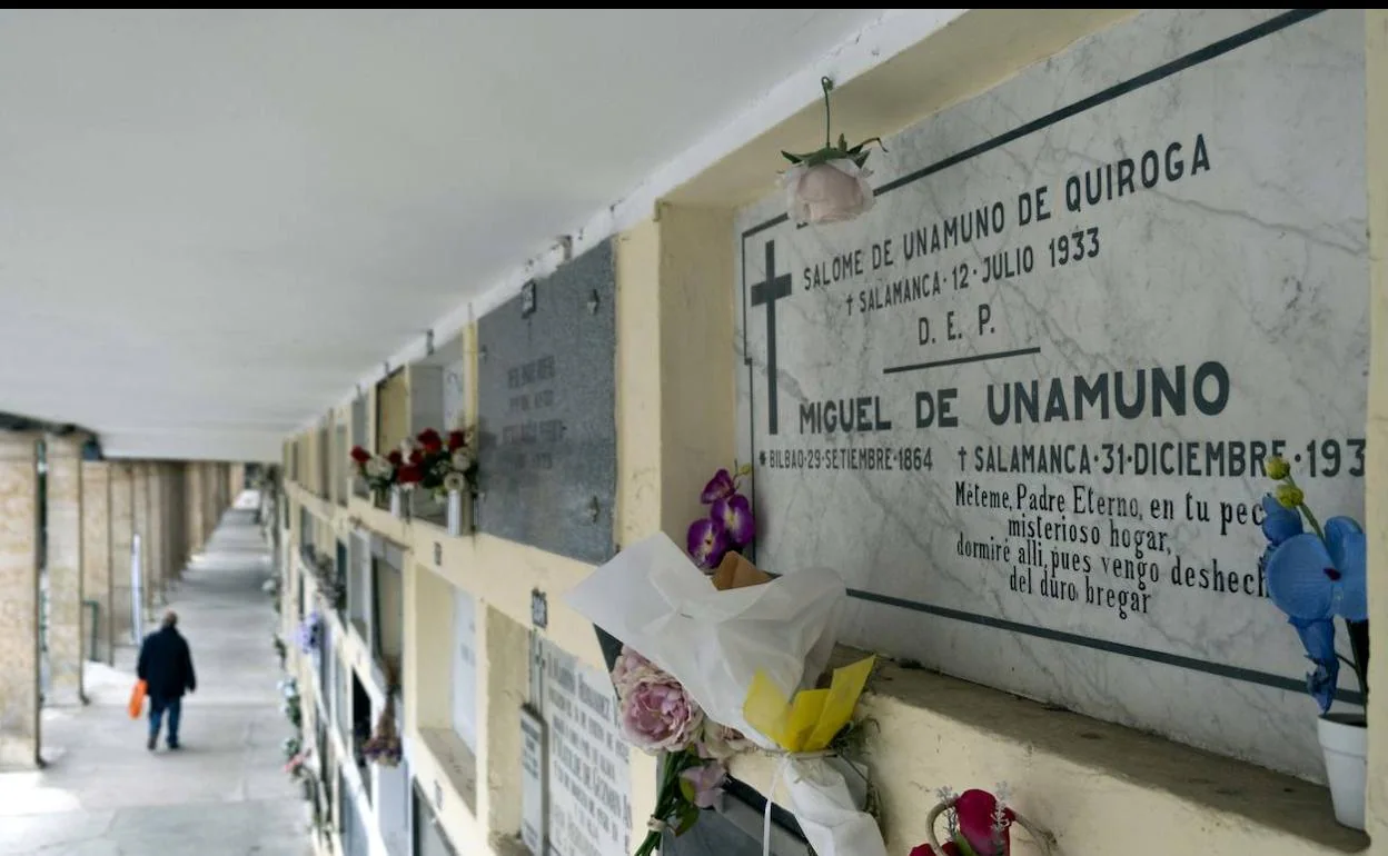 Imagen del nicho de Unamuno en el cementerio de Salamanca con el famoso epitafio.