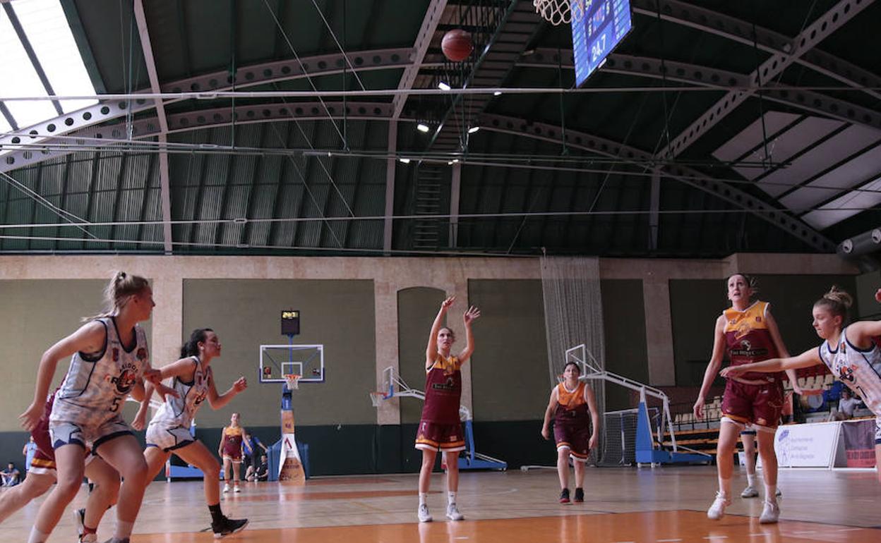 Imagen de un partido de la competición femenina de la pasada temporada..
