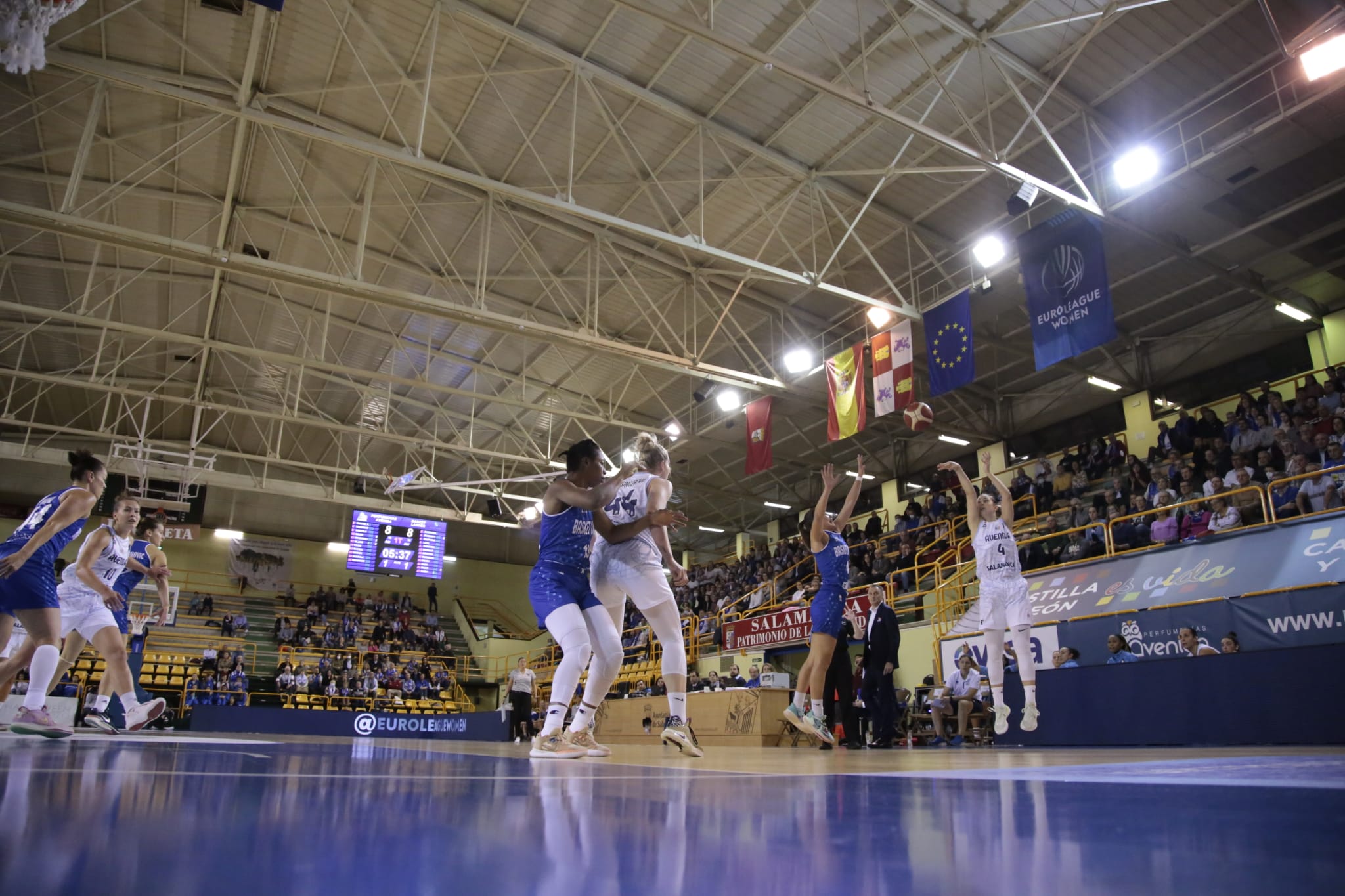 Fotos: Victoria para Perfumerías Avenida en un inicio inmaculado de la Euroliga