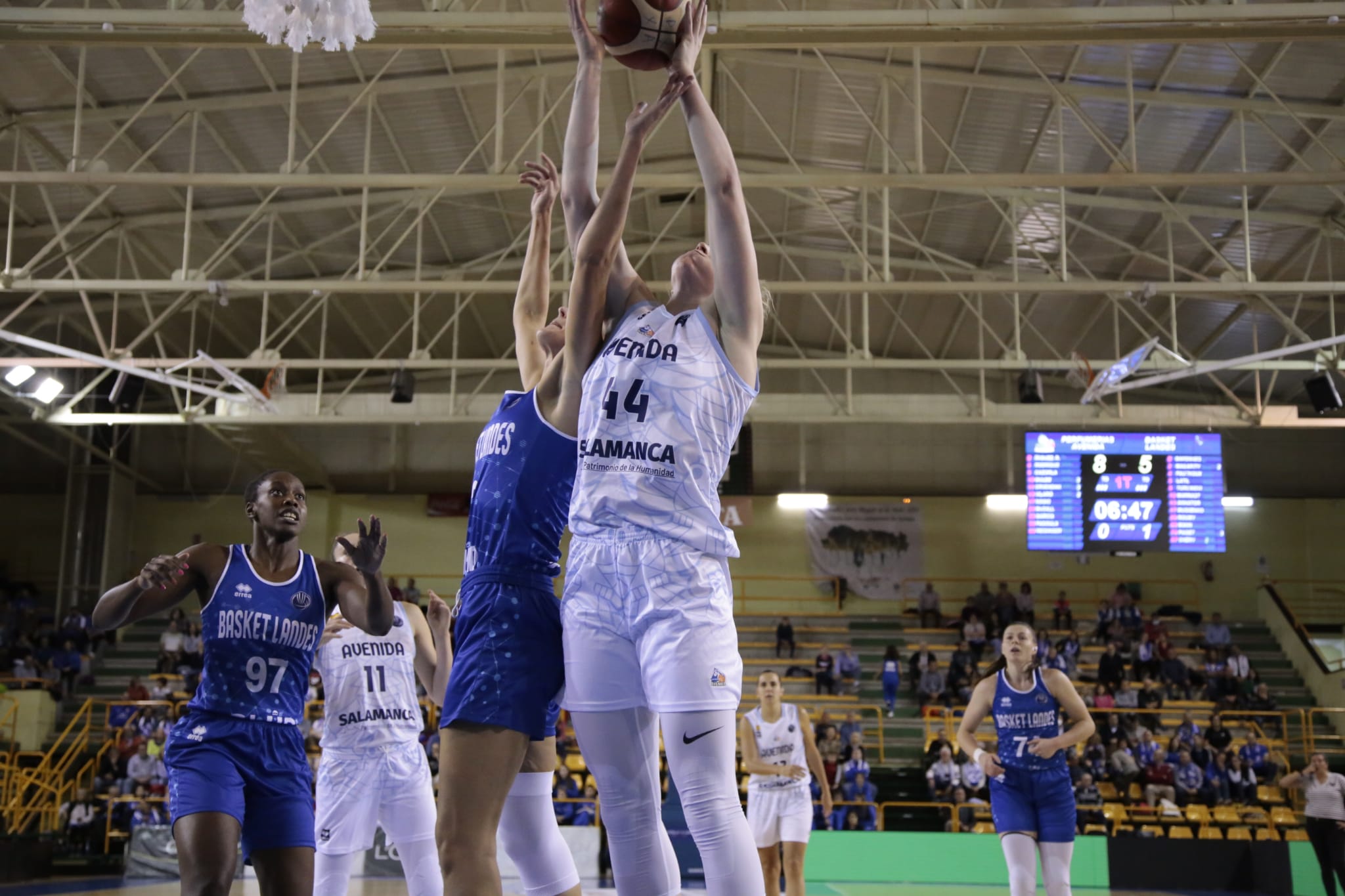 Fotos: Victoria para Perfumerías Avenida en un inicio inmaculado de la Euroliga