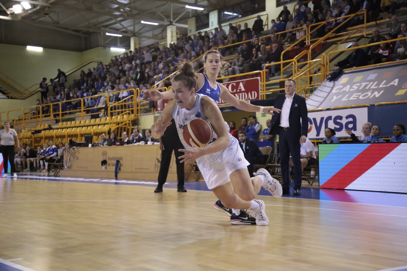 Fotos: Victoria para Perfumerías Avenida en un inicio inmaculado de la Euroliga