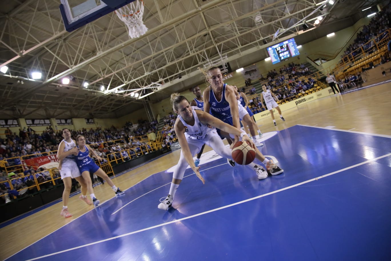 Fotos: Victoria para Perfumerías Avenida en un inicio inmaculado de la Euroliga