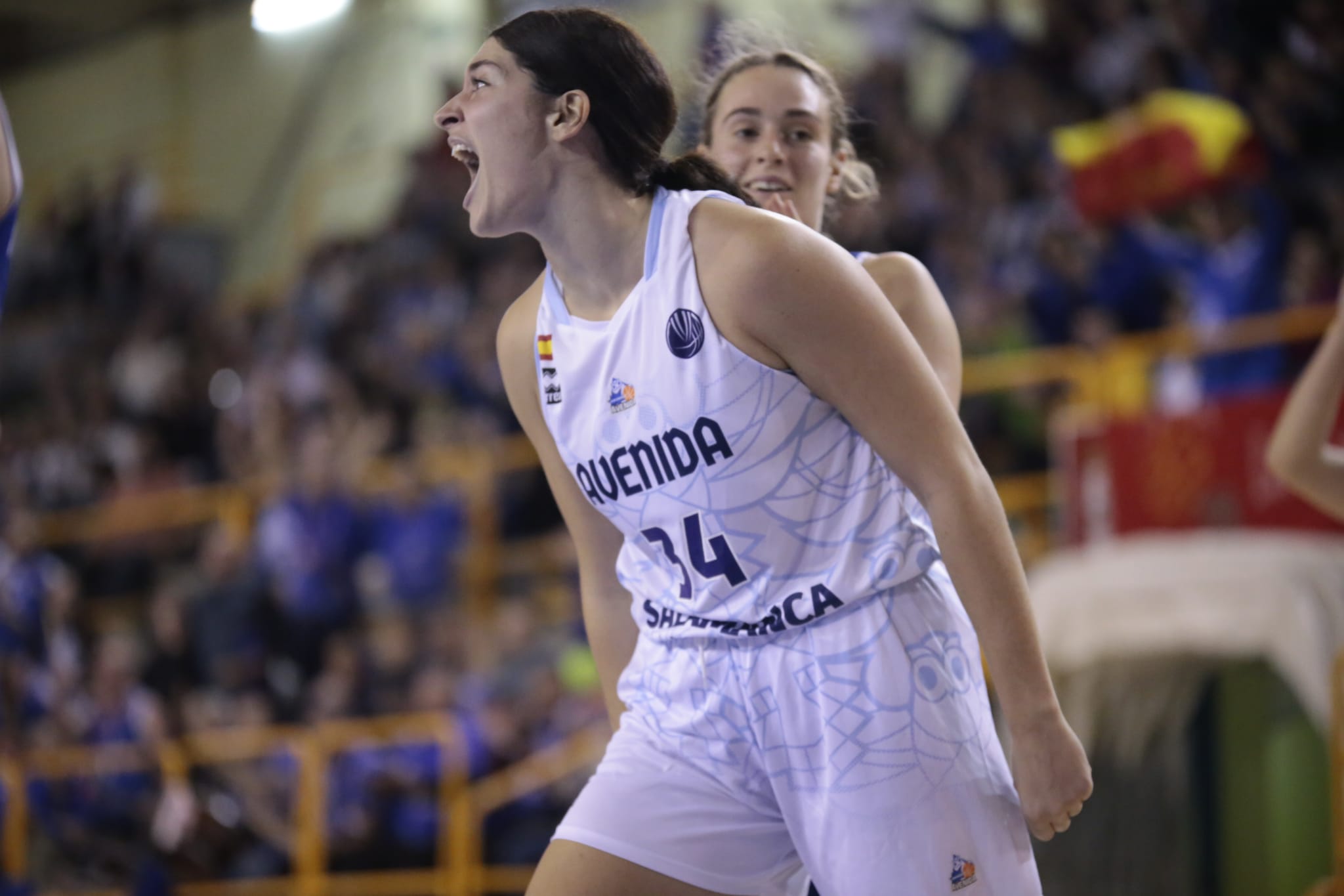 Fotos: Victoria para Perfumerías Avenida en un inicio inmaculado de la Euroliga