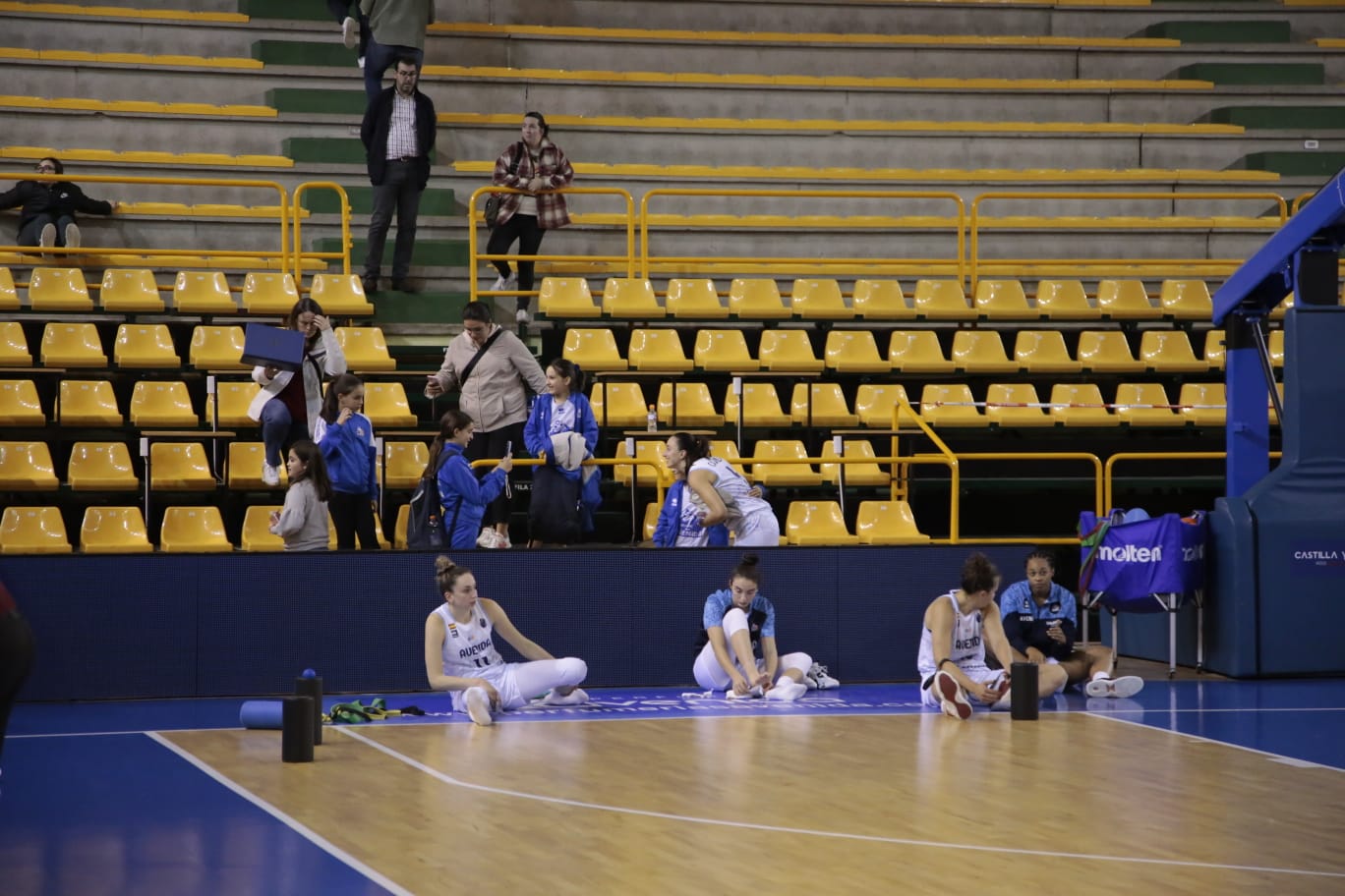 Fotos: Victoria para Perfumerías Avenida en un inicio inmaculado de la Euroliga