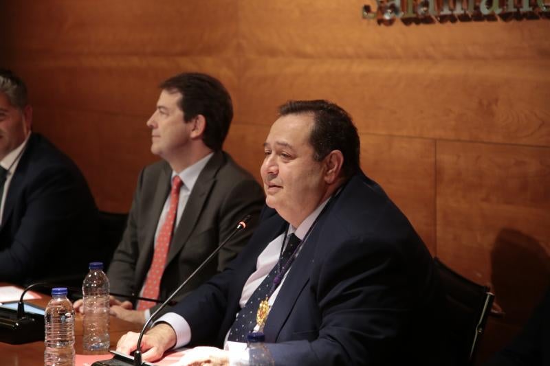 Imagen secundaria 2 - Foto de familia con Mañueco, aspecto de la Cámara, y su presidente, Benjamín Crespo.