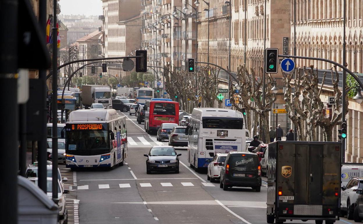 Tráfico en la Gran Vía de Salamanca.